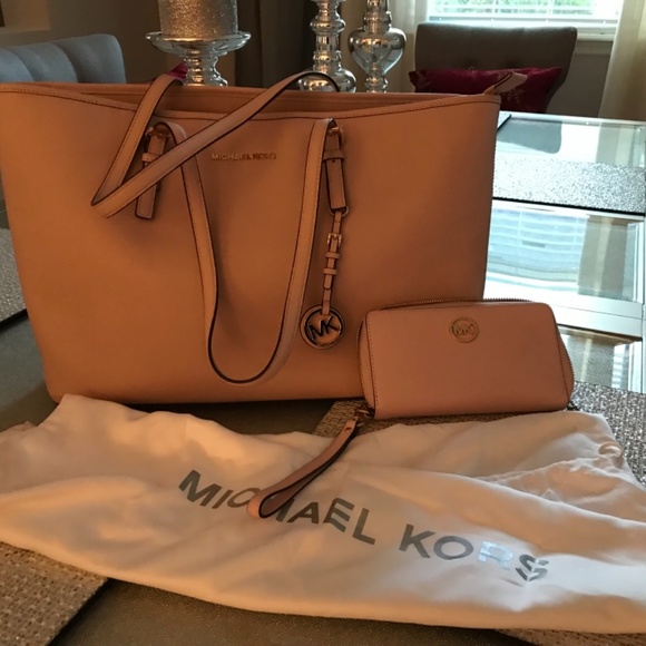 Micheal Kors tote - Picture 3 of 8
